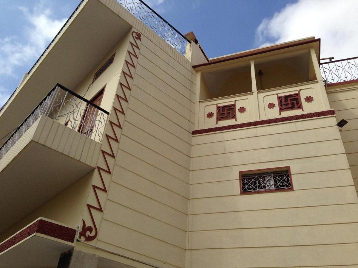 ורנאסי Cozy Inn מראה חיצוני תמונה